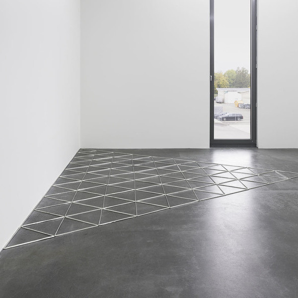Carl Andre, Glarus Tin Trigon, 2007, Foto Bernhard Strauss, Copyright VG Bild-Kunst, Bonn 2020 Carl Andre, Glarus Tin Trigon, 2007, Foto Bernhard Strauss, Copyright VG Bild-Kunst, Bonn 2020