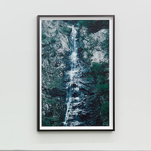 Axel Hütte, Brühl, Wasserfall, Austria, 2012, Foto Bernhard Strauss, Copyright VG Bild-Kunst, Bonn 2020 Axel Hütte, Brühl, Wasserfall, Austria, 2012, Foto Bernhard Strauss, Copyright VG Bild-Kunst, Bonn 2020